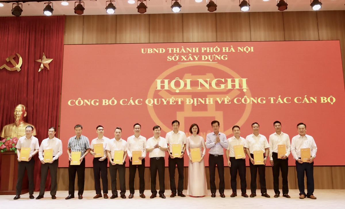 Lãnh đạo Sở Xây dựng Hà Nội trao các quyết định cho các Trưởng, phó phòng thuộc Sở sau sáp nhập. 