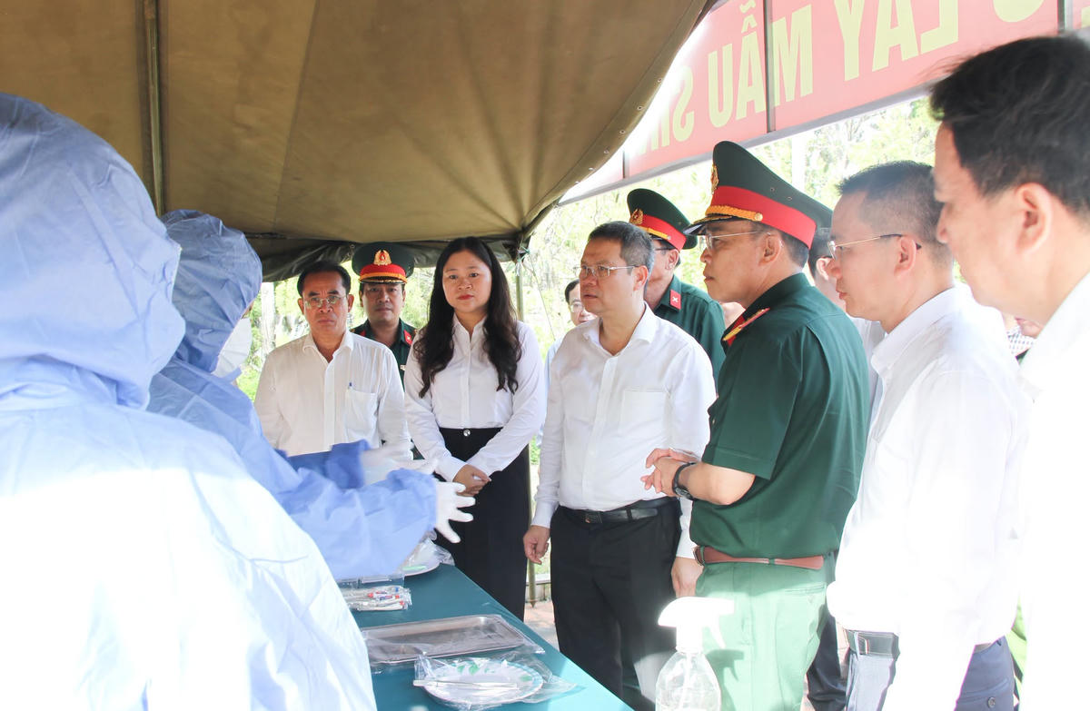 Chủ tịch UBND thành phố Nguyễn Mạnh Hùng nghe báo cáo tiến độ chiến dịch. Ảnh: Trung Trực.