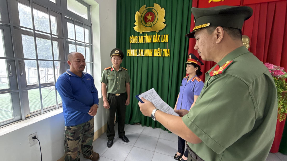 Cơ quan An ninh điều tra Công an tỉnh Đắk Lắk thi hành các quyết định đối với Hồ Viết Hợi.