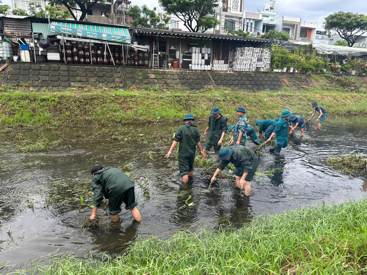 Lực lượng nạo vét khu vực kênh Phần Lăng để khởi thông dòng chảy. Ảnh: Nguyễn Tú.