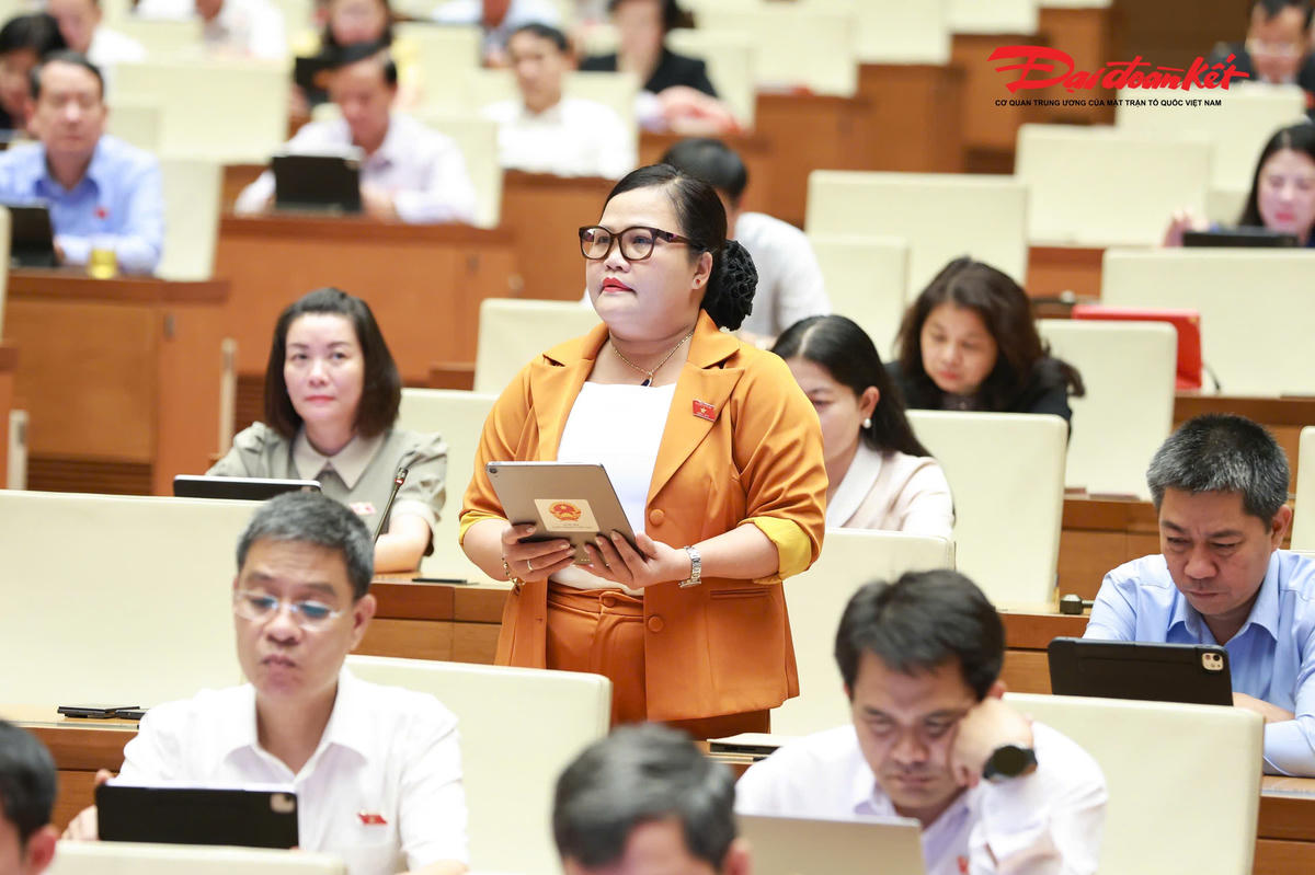 Đại biểu Nguyễn Thị Sửu, đoàn TP Huế phát biểu. Ảnh: Quang Vinh