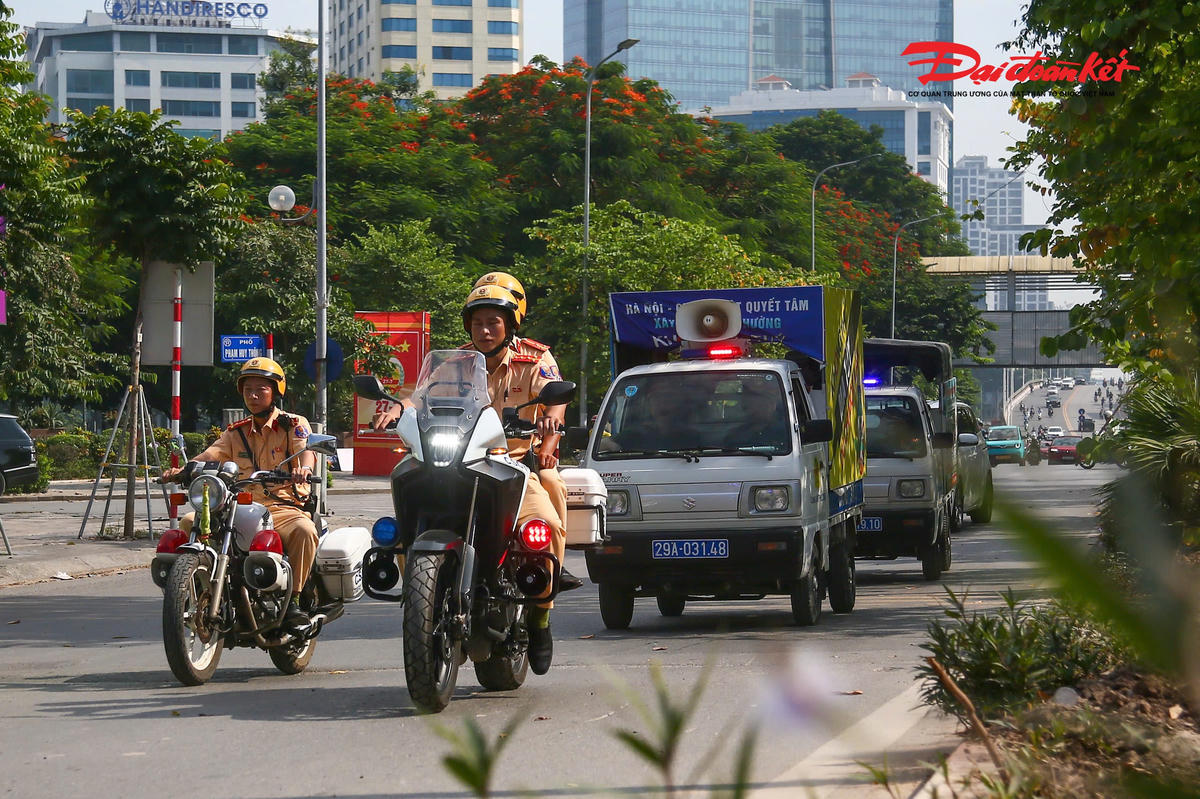 CSGT, Công an phường Giảng Võ tuần tra lưu động trên tuyến Nguyễn Chí Thanh, sáng 13/8.