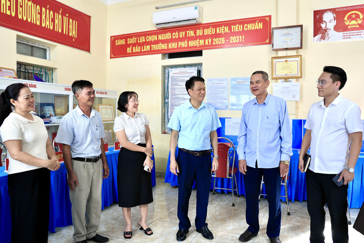Phó Chủ tịch Ủy ban MTTQ Việt Nam tỉnh Quảng Ninh Vũ Quang Trực kiểm tra công tác chuẩn bị tại điểm bầu cử khu phố Cẩm Thịnh 1, phường Cửa Ông.