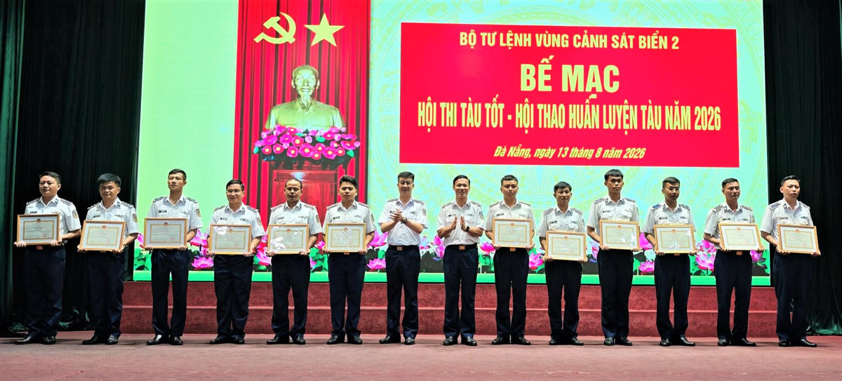 Thủ trưởng Vùng Cảnh sát biển 2 khen thưởng các tập thể, cá nhân đạt thành tích cao trong Hội thi tàu tốt, Hội thao huấn luyện tàu năm 2026. Ảnh: CSB 2.