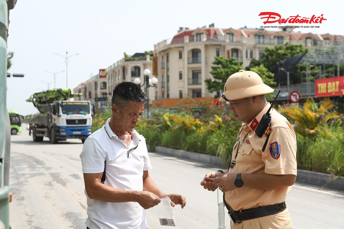 CSGT “bám tuyến” kiểm soát xe tải tại khu vực nhiều công trình trọng điểm