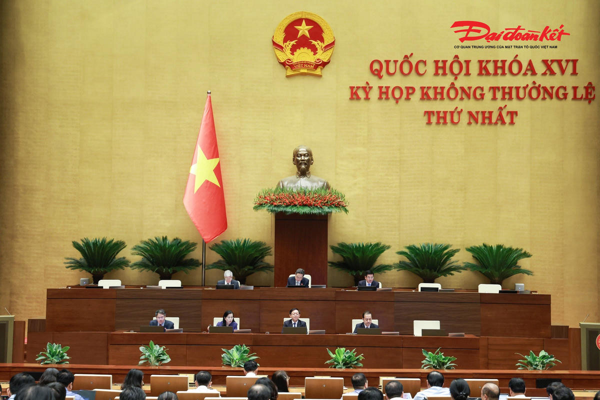 Chủ tọa điều hành phiên thảo luận. Ảnh: Quang Vinh