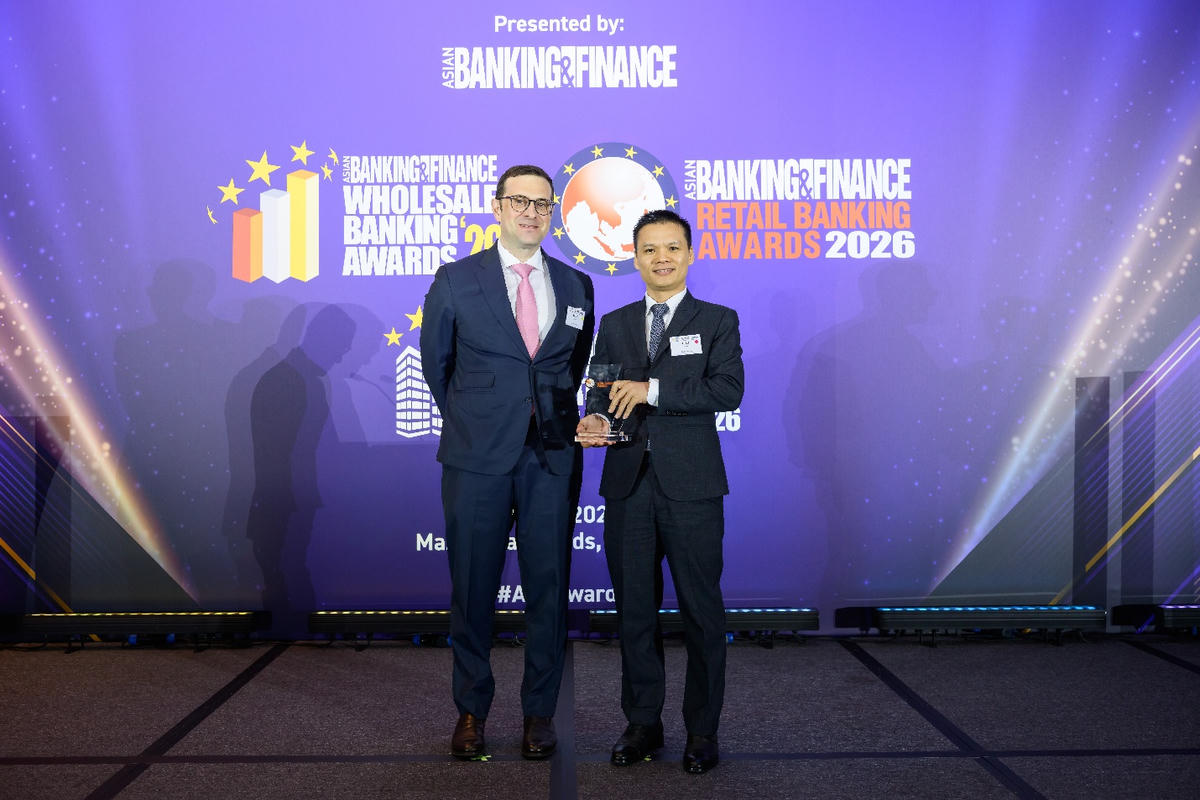 Ông Hoàng Trọng Hiếu - Giám đốc cao cấp Phát triển Giải pháp Tín dụng – Đại diện Techcombank nhận giải thưởng từ Tạp chí Tài chính châu Á - Asian Banking & Finance. Ảnh Techcombank.