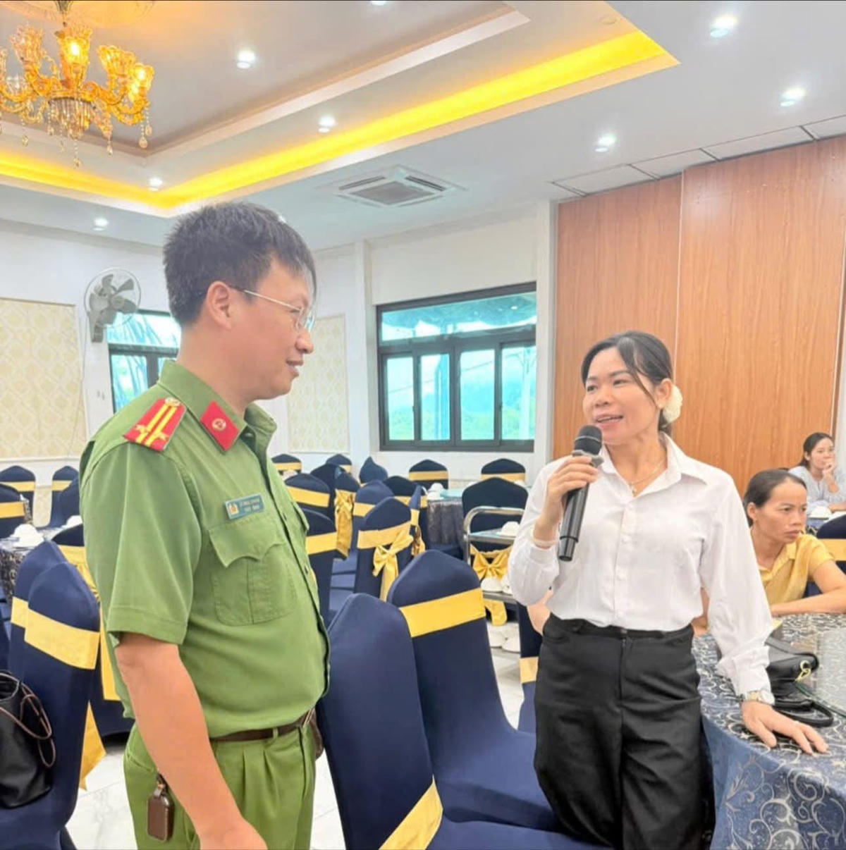 Cảnh sát hình sự Công an tỉnh Phú Thọ trực tiếp tuyên truyền nâng cao nhận thức cho người dân về tội phạm mua bán người. Ảnh: TD.