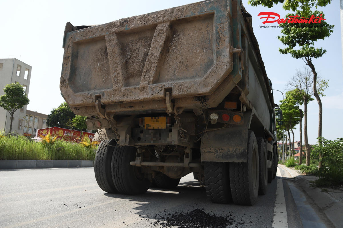 Hình ảnh chiếc xe tải chở vật liệu để rơi vãi xuống đường bị CSGT dừng xe, kiểm tra và xử lý.