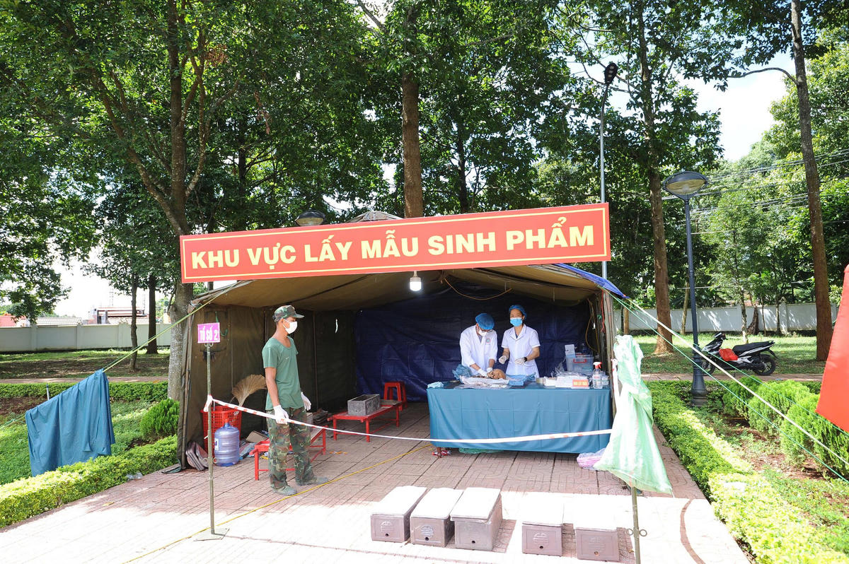Việc lấy mẫu ADN được thực hiện nghiêm ngặt, đúng quy định. Ảnh: VT.