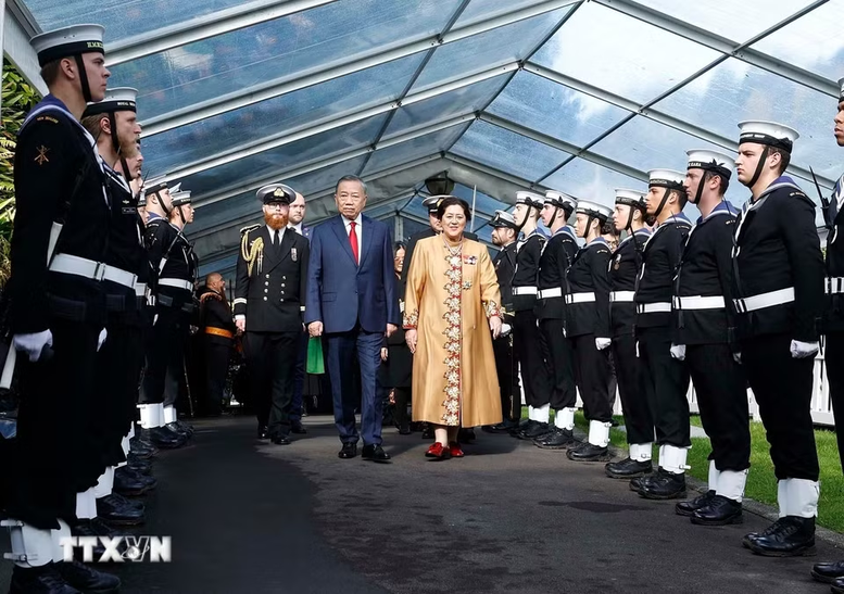 Tổng Bí thư, Chủ tịch nước Tô Lâm và Toàn quyền New Zealand Cindy Kiro duyệt Đội danh dự - Ảnh: TTXVN