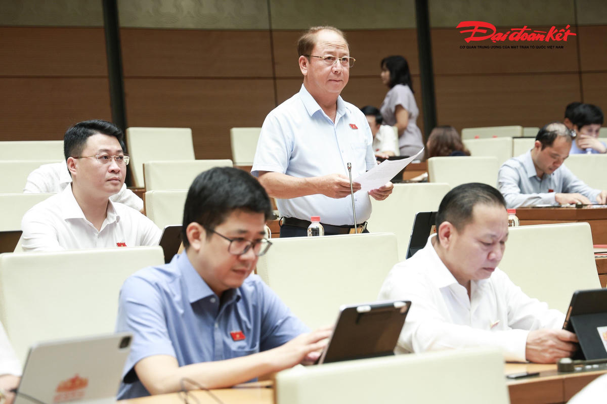 Đại biểu Sùng A Lềnh phát biểu (Ảnh: Quang Vinh)