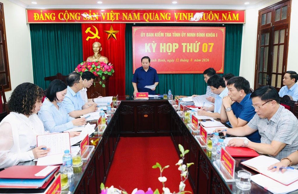 Chủ nhiệm UBKT Tỉnh ủy Vũ Hồng Hiên chủ trì kỳ họp thứ 7. Ảnh: Đức Lam