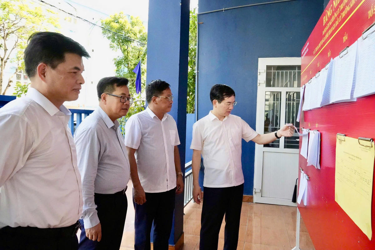  Phó Bí thư Tỉnh ủy, Chủ tịch Ủy ban MTTQ Việt Nam tỉnh Quảng Ninh Vũ Quyết Tiến kiểm tra khu vực niêm yết danh sách cử tri tại điểm bầu cử khu phố Hồng Hải 6, phường Hạ Long. 