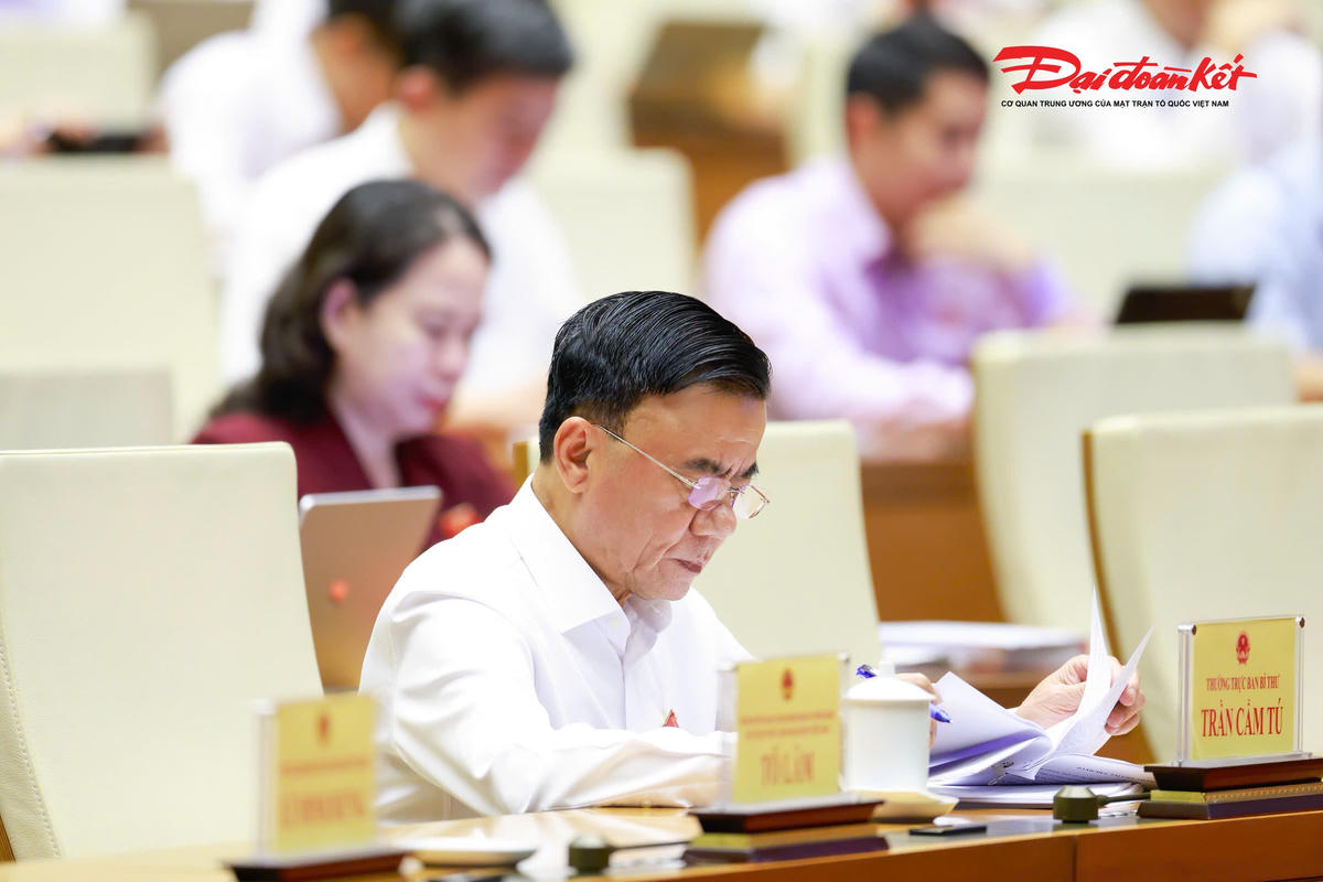 Thường trực Ban Bí thư Trần Cẩm Tú tham dự phiên thảo luận.. Ảnh: Quang Vinh