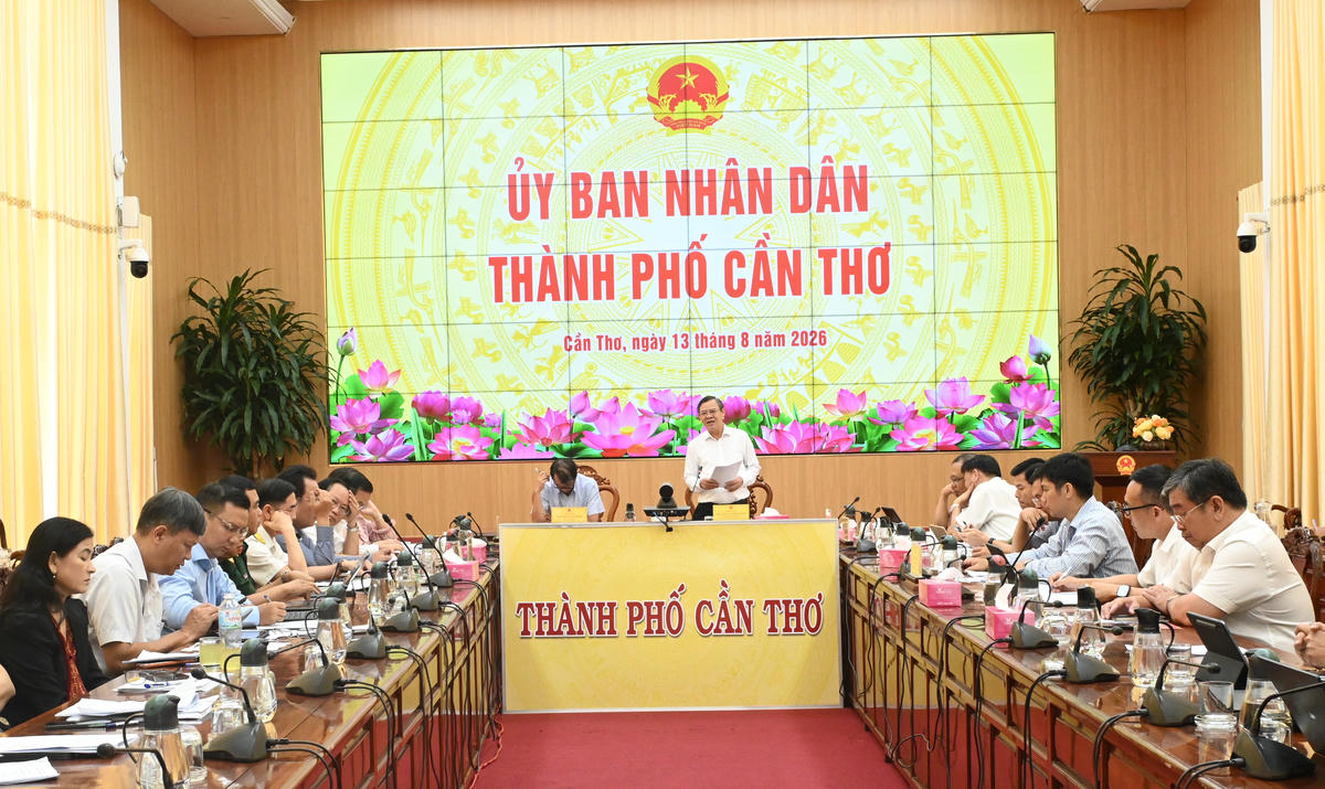 Chủ tịch UBND TP Cần Thơ Trương Cảnh Tuyên phát biểu tại cuộc họp. Ảnh Hồng Thắm