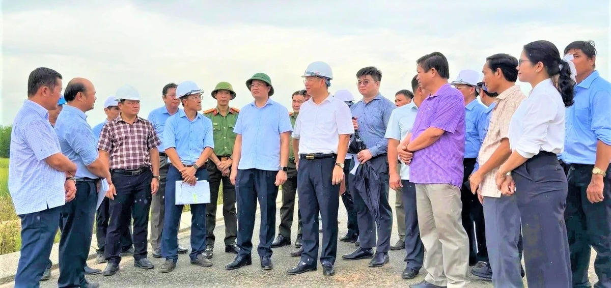 Chủ tịch UBND tỉnh Quảng Ngãi Nguyễn Đức Tâm (đội mũ cối)  kiểm tra tiến độ dự án Đường nối từ cầu Thạch Bích đến Tịnh Phong. Ảnh: TT.