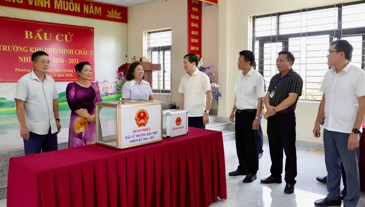 Phó Bí thư Tỉnh ủy, Chủ tịch Ủy ban MTTQ Việt Nam tỉnh Quảng Ninh Vũ Quyết Tiến trò chuyện cùng các thành viên tổ bầu cử tại điểm bầu cử khu phố Minh Châu 2, phường Tuần Châu về công tác chuẩn bị bầu cử. 