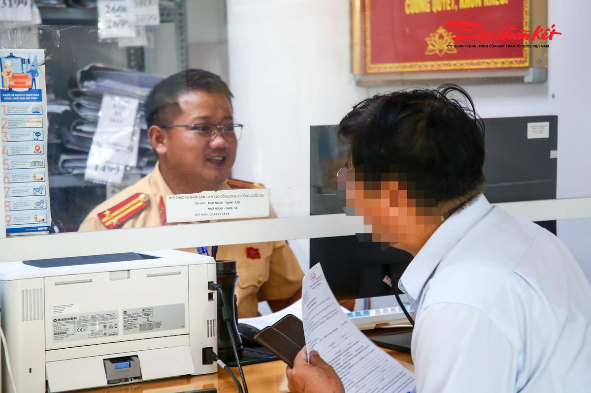 Người đàn ông đến làm thủ tục nộp phạt sau khi được thông báo vi phạm.