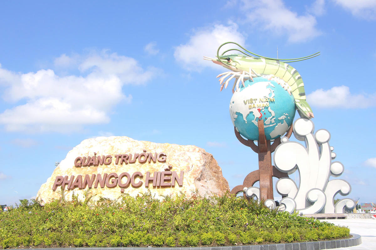 Quảng trường Phan Ngọc Hiển tại tỉnh Cà Mau rộng hơn 8ha, nổi bật với biểu tượng con tôm ôm quả địa cầu cao khoảng 24 mét. Ảnh: Nguyên Du