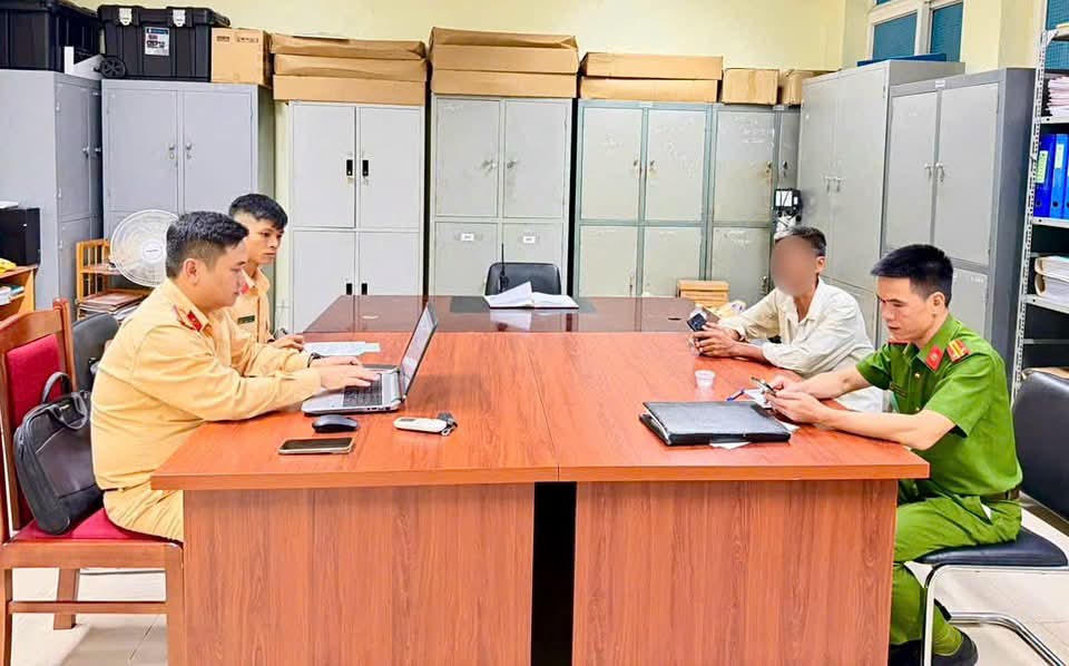 Lực lượng chức năng làm việc với Trần Minh B. Ảnh: Công an tỉnh Phú Thọ.