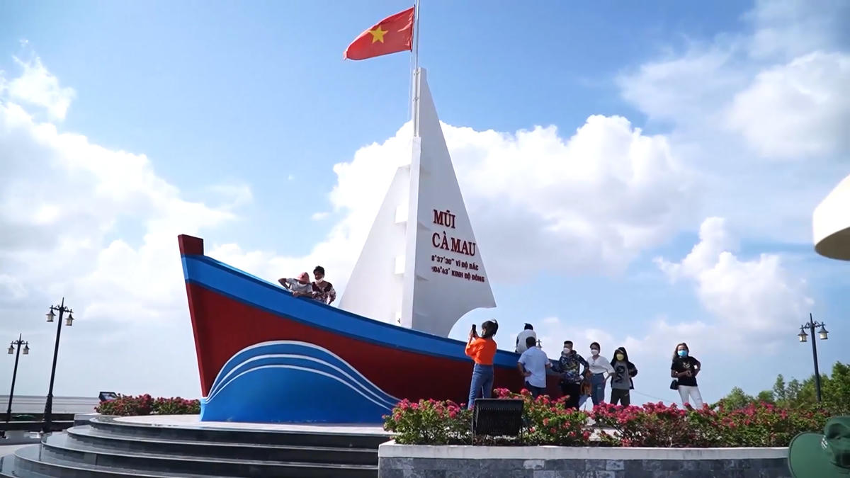 Biểu tượng con tàu căng buồm ra khơi tại Khu du lịch Mũi Cà Mau. Ảnh: Nguyên Du