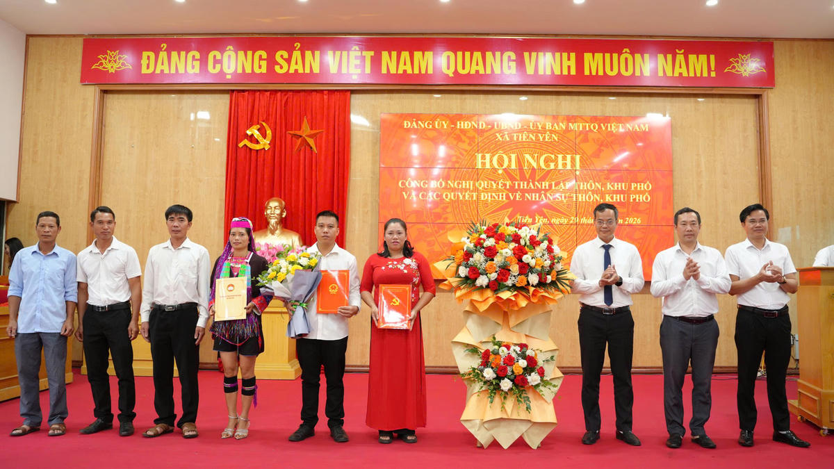 Xã Tiên Yên công bố nghị quyết về thành lập thôn, khu phố và các quyết định về nhân sự thôn, khu phố.