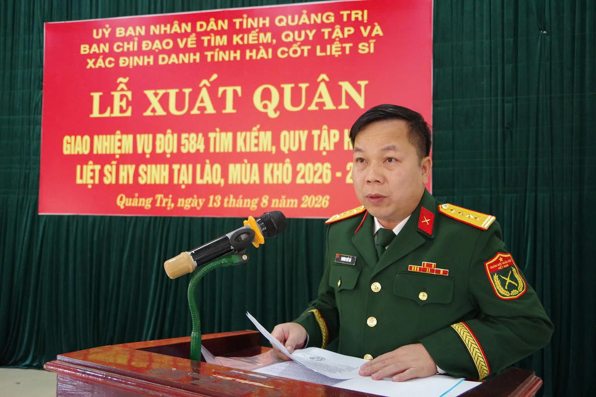 Đại tá Trương Viết Hải công bố quyết định về việc cử lực lượng đi thực hiện nhiệm vụ tìm kiếm, quy tập hài cốt liệt sĩ mùa khô 2026 - 2027. Ảnh: QSQT.
