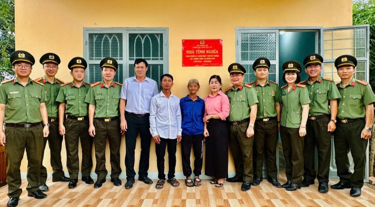 Công an tỉnh Gia Lai trao tặng nhà cho gia đình bà Đinh Thị Byeng. Ảnh: ĐS 