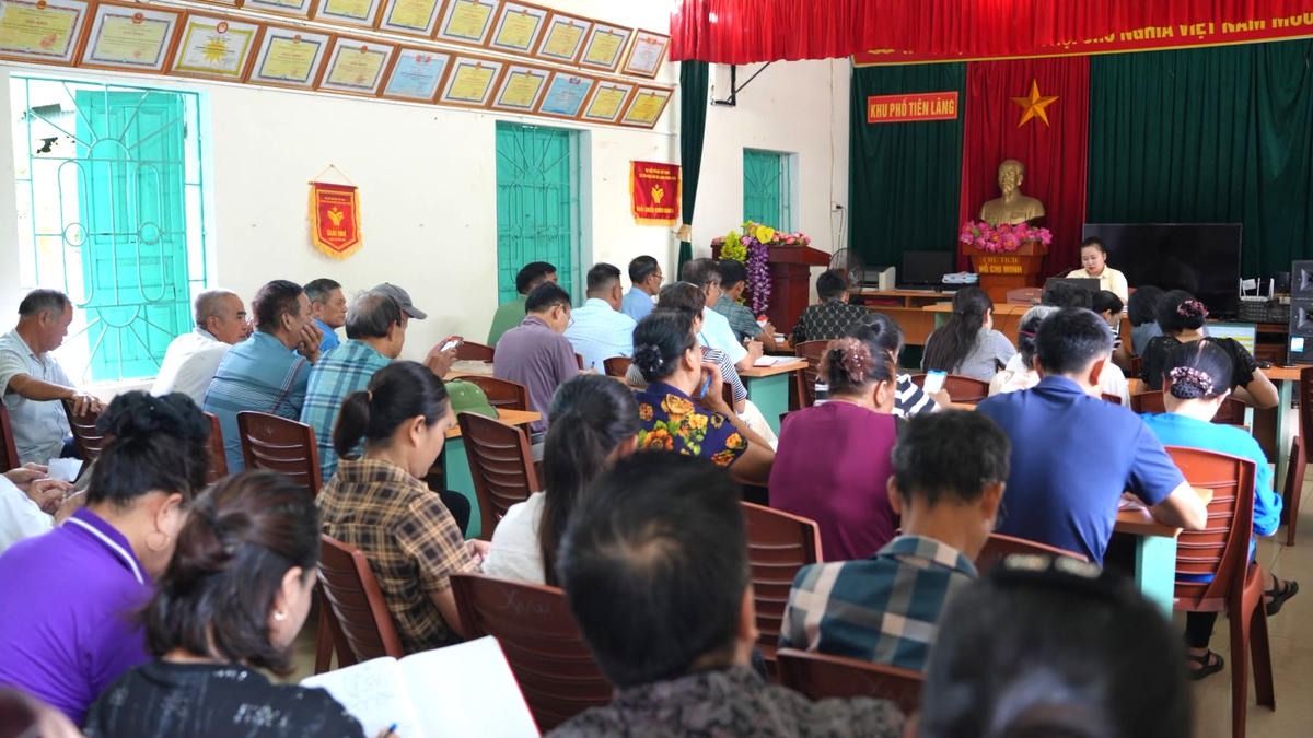 Buổi sinh hoạt chi bộ đầu tiên của khu phố Tiên Lãng (xã Tiên Yên) sau sắp xếp.