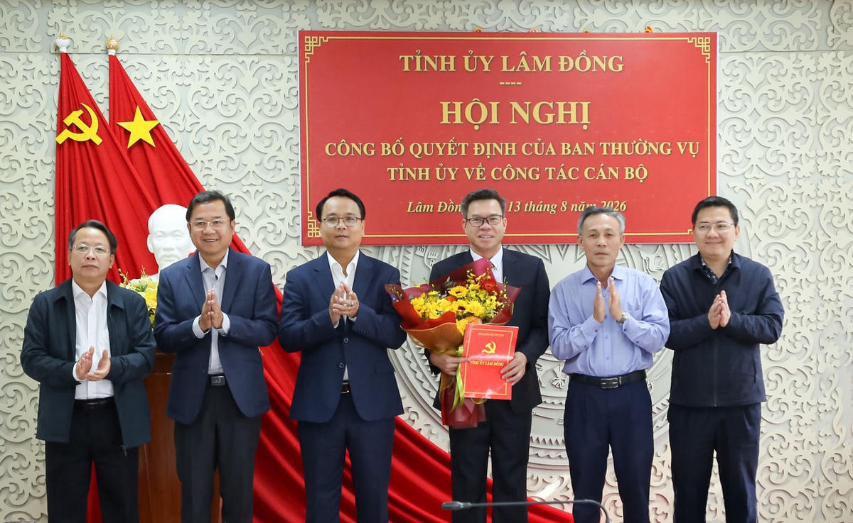 Ông Đặng Hồng Sỹ, Phó Bí thư Thường trực Tỉnh ủy Lâm Đồng cùng Tập thể lãnh đạo Ban Nội chính Tỉnh ủy tặng hoa chúc mừng tân Phó Trưởng Ban Nội chính Tỉnh ủy Nguyễn Văn Hữu.