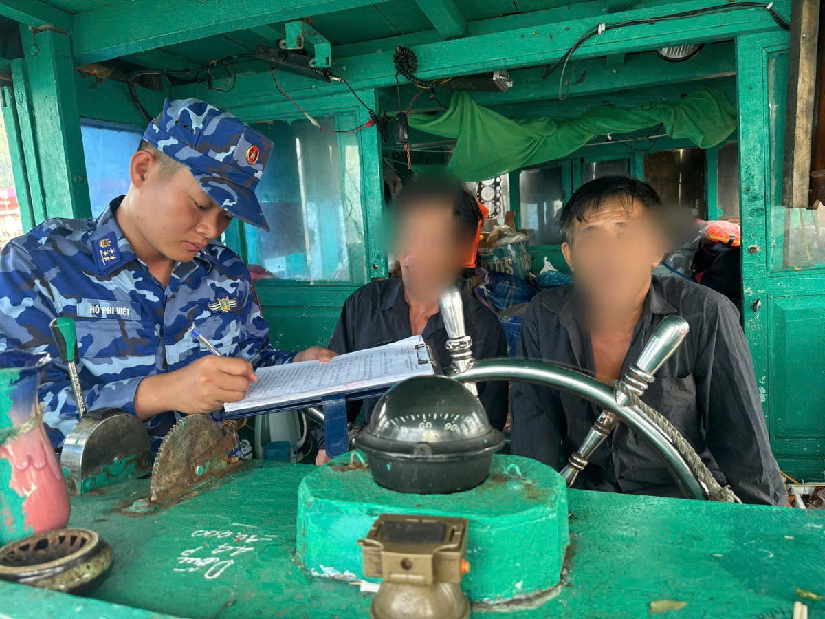 Bộ Tư lệnh Vùng Cảnh sát biển 2 xử phạt chủ tàu cá vi phạm về chống khai thác hải sản bất hợp pháp, không báo cáo và không theo quy định. Ảnh: CSB 2.