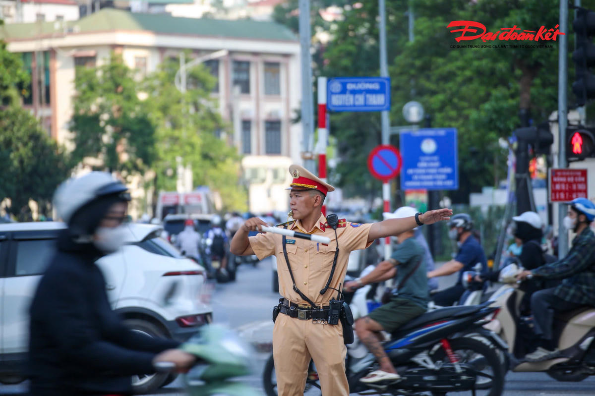 CSGT Hà Nội căng mình phân luồng tại nút giao Nguyễn Chí Thanh - La Thành giữa giờ cao điểm, nơi nhiều công trình trọng điểm đang thi công.