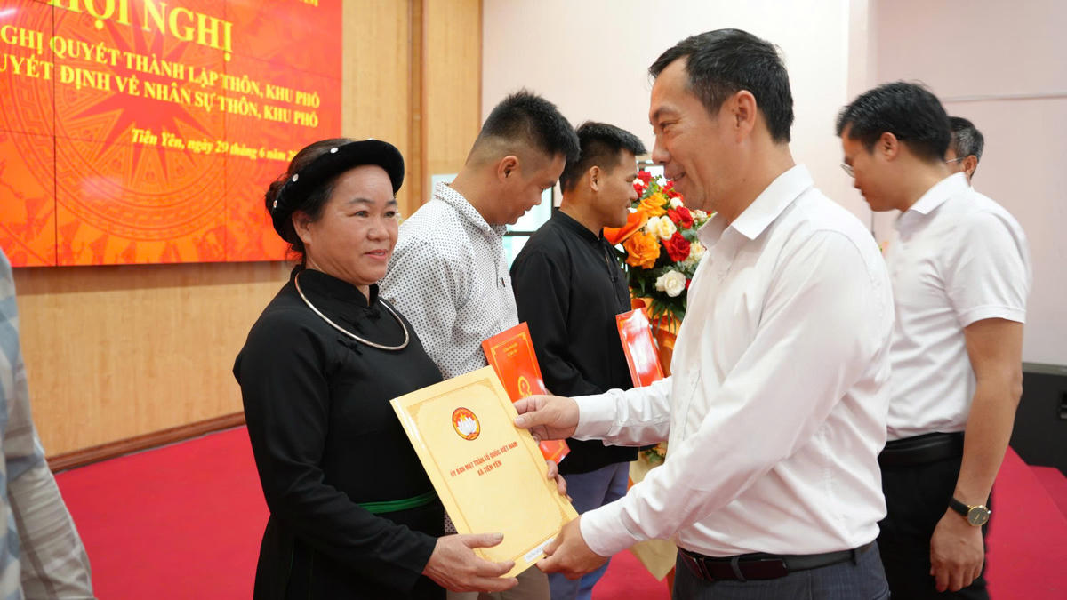 Chủ tịch Ủy ban MTTQ xã Tiên Yên Nguyễn Thế Anh trao quyết định cho Ban Công tác mặt trận thôn, khu phố.