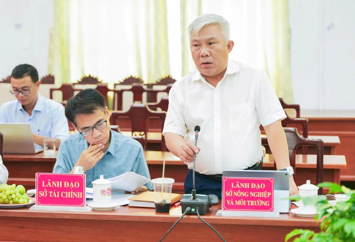 Sở Nông nghiệp và Môi trường nêu rõ các vướng mắc trong giải phóng mặt bằng và hoàn thiện cơ sở dữ liệu đất đai tại buổi làm việc.