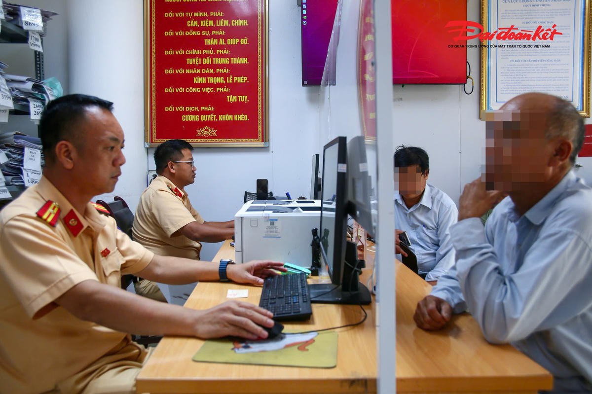 Người dân làm thủ tục xử lý vi phạm sau khi nhận thông báo phạt nguội qua VNeID.