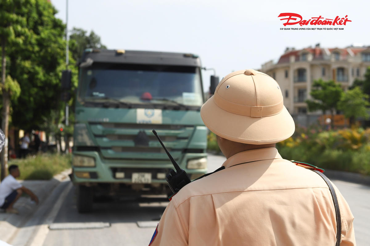 Đội CSGT đường bộ số 8 kiểm tra, cân tải trọng xe tải nhằm phát hiện, xử lý các trường hợp chở quá tải theo quy định.