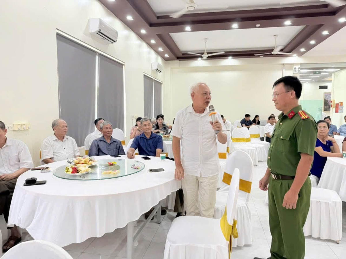 Người dân trao đổi với Cảnh sát hình sự Công an tỉnh Phú Thọ về tình hình tội phạm hiện nay. Ảnh: TD.