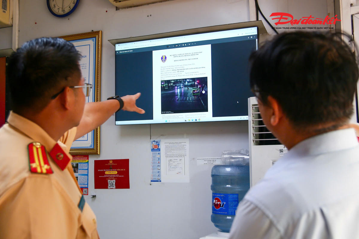 CSGT đối chiếu hình ảnh camera để xác minh hành vi vi phạm của người điều khiển phương tiện.