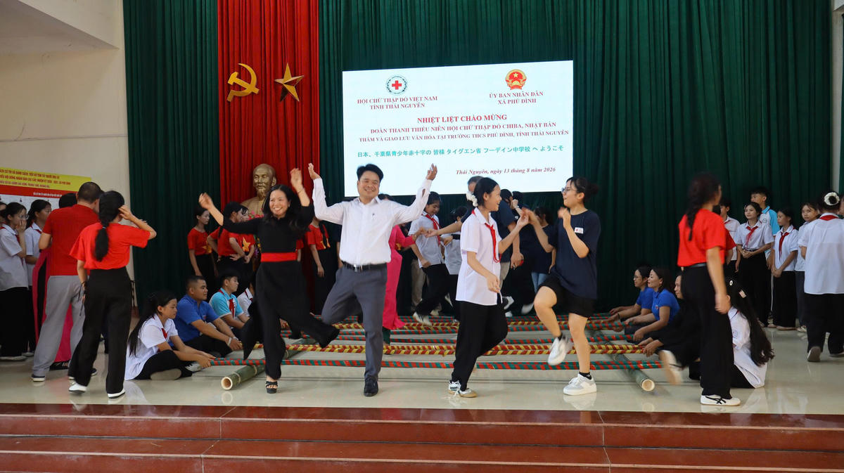 Đoàn công tác của Hội Chữ thập đỏ Nhật Bản tham gia vào màn nhảy sạp truyền thống của người miền núi phía Bắc.