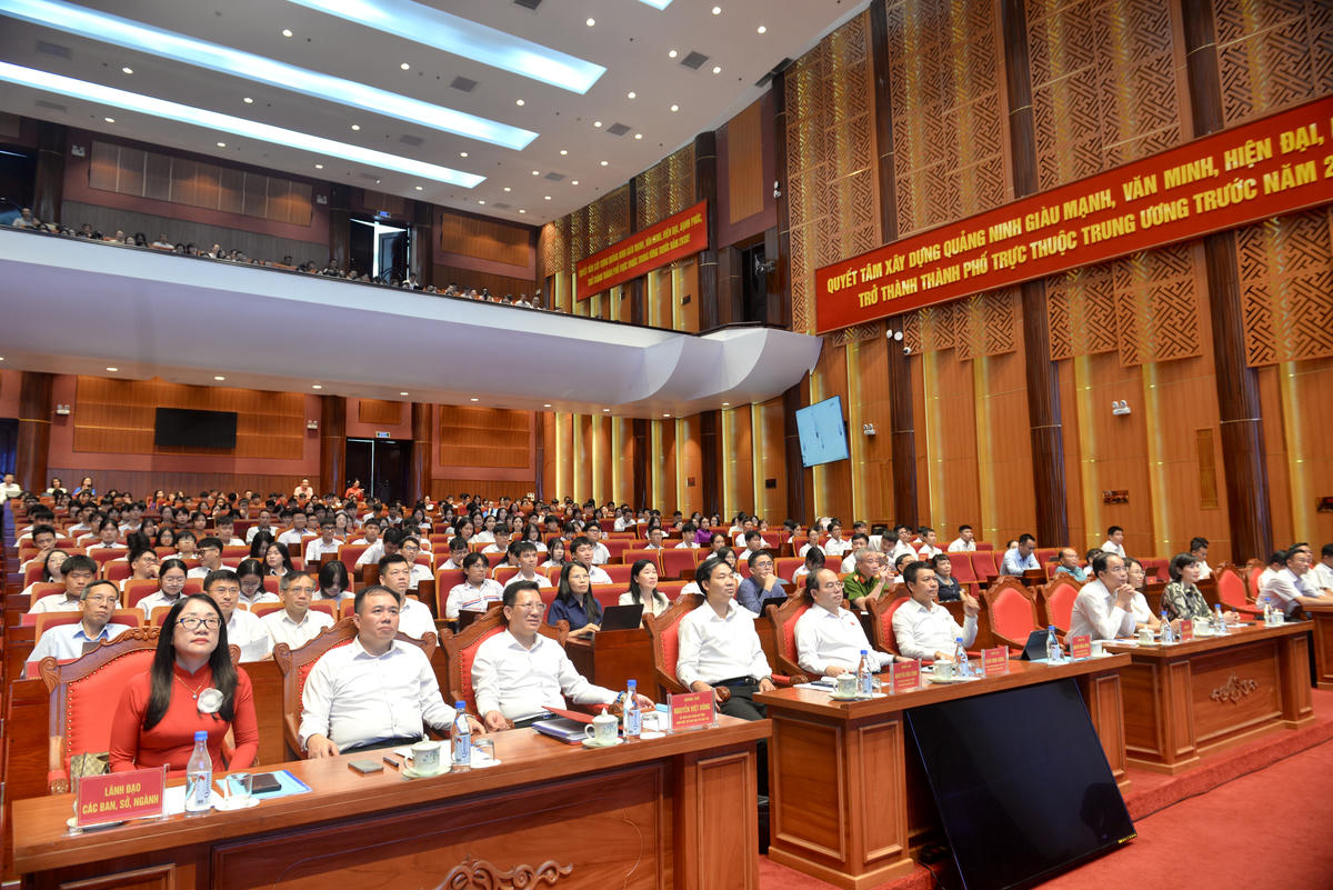 Buổi lễ có sự tham dự của Bí thư Tỉnh ủy Quảng Ninh Quản Minh Cường cùng Thường trực HĐND, UBND tỉnh; lãnh đạo các sở, ban, ngành, địa phương của tỉnh và hơn 300 học sinh, sinh viên tiêu biểu trong toàn tỉnh.