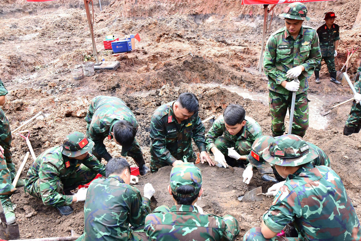 Lực lượng tìm kiếm hài cốt liệt sĩ tại Công viên Lê Thị Riêng. Ảnh: Bộ Tư lệnh thành phố.