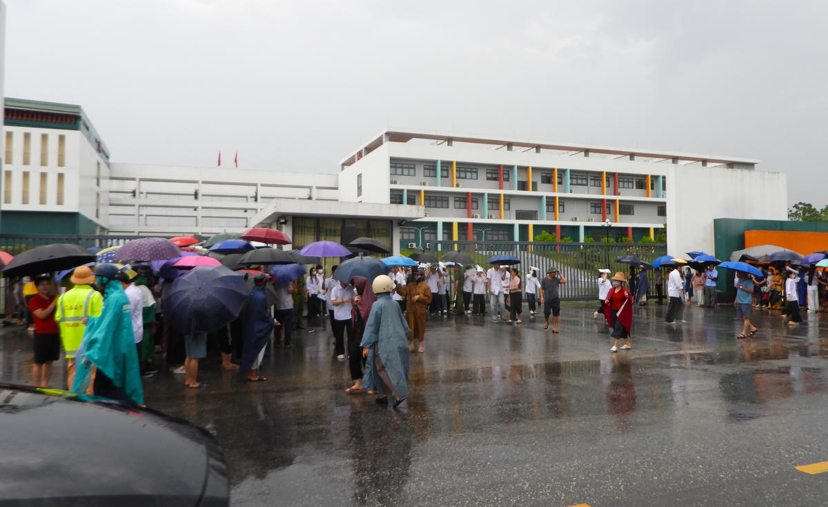 Đông đảo phụ huynh đón các thí sinh sau môn thi lại đầu tiên.