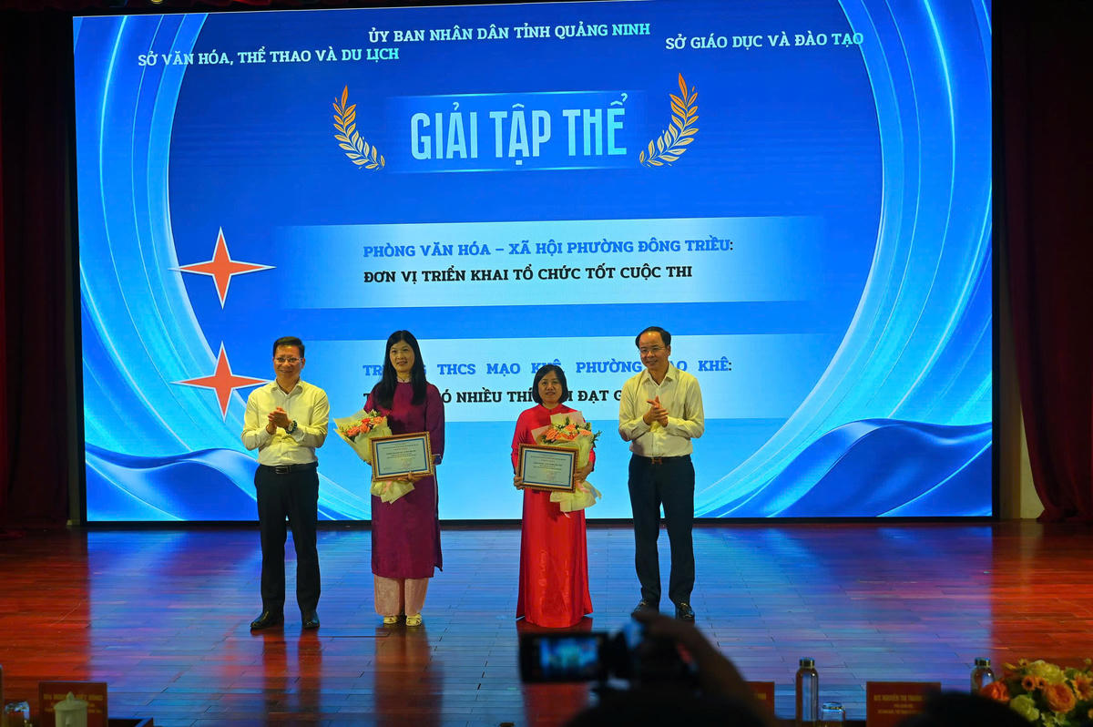 Đại diện 2 tập thể Phòng Văn hóa - Xã hội phường Đông Triều và Trường THCS Mạo Khê nhận giải tập thể.