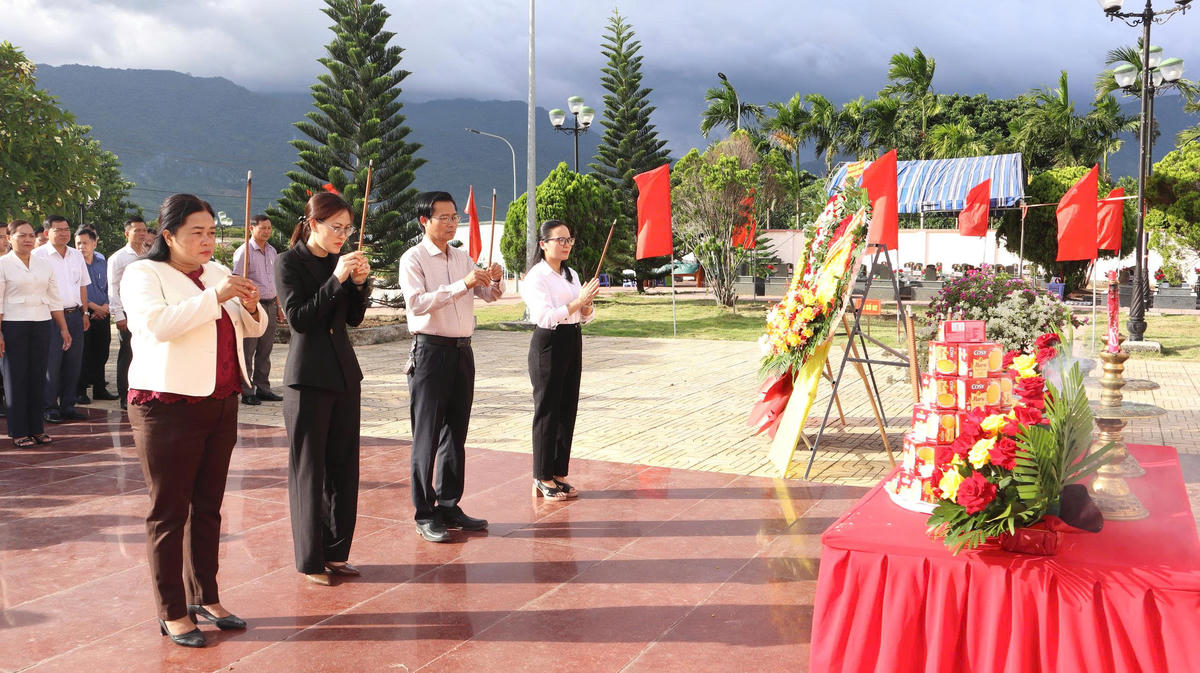 Lãnh đạo xã Krông Bông dâng hương tưởng niệm các Anh hùng liệt sĩ trước khi lấy mẫu sinh phẩm. (Ảnh: Phan Tuân).
