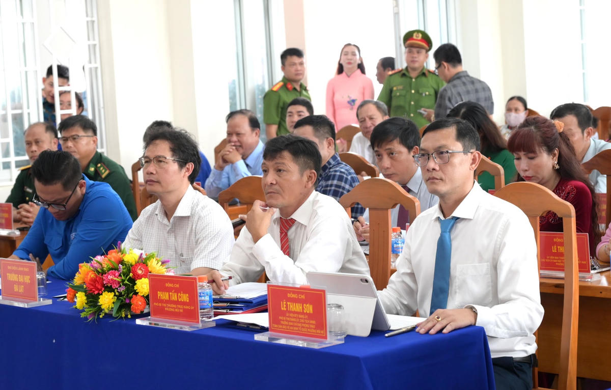 Lãnh đạo UBND phường Mũi Né và các đại biểu dự ngày hội.
