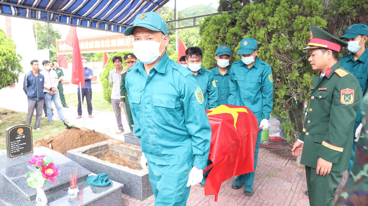 Việc lấy mẫu được thực hiện  đảm bảo, chặt chẽ, khoa học, đúng quy trình, thể hiện sự trân trọng, thành kính đối với các Anh hùng liệt sĩ. (Ảnh: Phan Tuân).