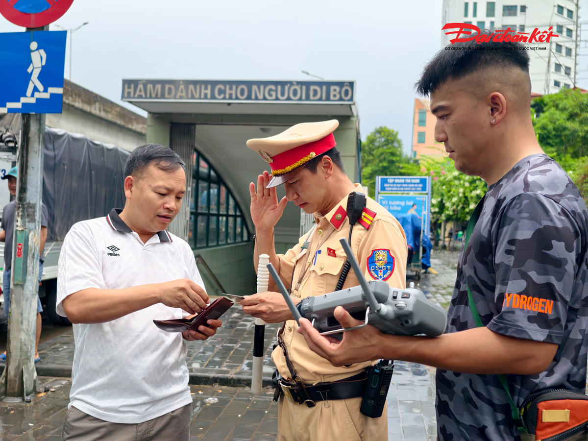 “Dọc tuyến Vành đai 3 trên cao, UAV hỗ trợ lực lượng CSGT ghi nhận các hành vi như đi vào làn dừng khẩn cấp, xe dừng đỗ hoặc đón, trả khách trái quy định. Hình ảnh sau đó được chuyển đến các đơn vị phụ trách địa bàn để kiểm tra, xử lý trực tiếp hoặc xác minh để phạt nguội”, Thiếu tá Tú nói.