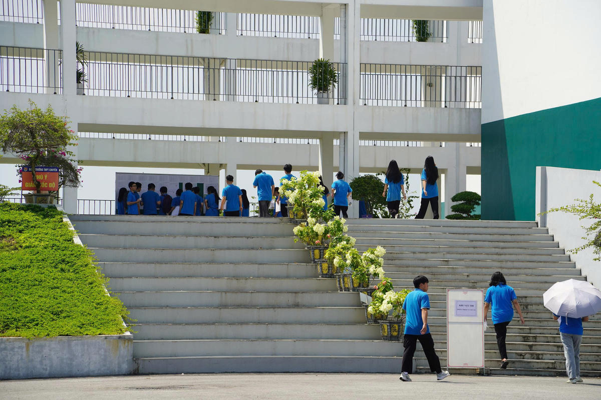Thí sinh Chuyên Tuyên Quang bước vào môn thi đầu tiên kỳ thi lại tốt nghiệp THPT