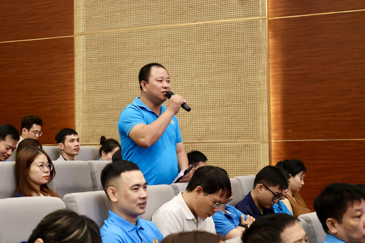 Đại diện công đoàn của một doanh nghiệp trình bày nguyện vọng cá nhân. Ảnh: NL. 